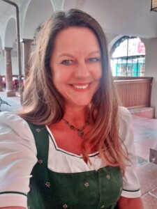 Elena in Tracht