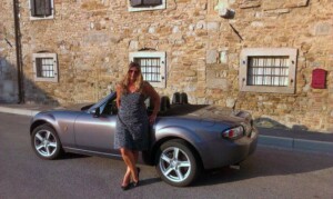 Grauer Mazda